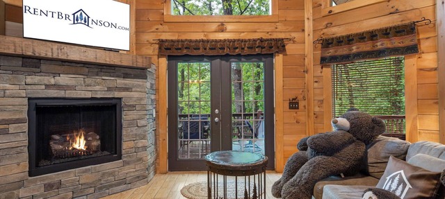 Refreshed Three Bear Log Cabin, Vaulted Ceilings, Private Hot Tub, Car Charger, Close to Big Cedar