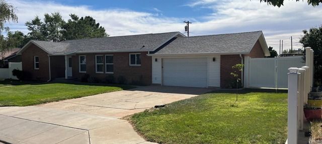 Refurnished and spacious 4 bedroom house, Sleeps 8!