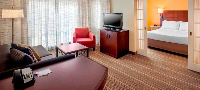 Relax and Unwind! Free Parking, Onsite Swimming Pool, Pet-friendly Property