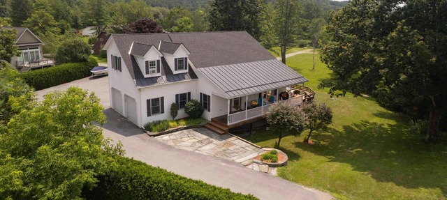 Relax by "The Water's Edge" & enjoy amazing views and year round fun! 3BR/2.5BA