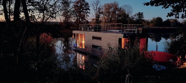Relaxation on the water! 50sqm luxury houseboat in the middle of the nature of the Oderbruch