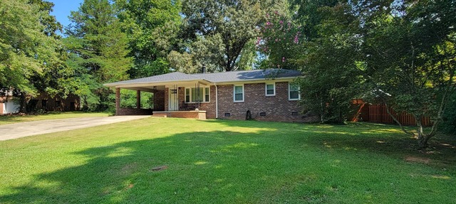 Relaxed, pet-friendly home walkable to Clemson campus, stadiums or downtown.