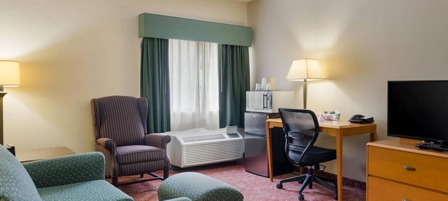 Relaxing Accommodation near Bally's Twin River Lincoln | Free Parking & Bfast!