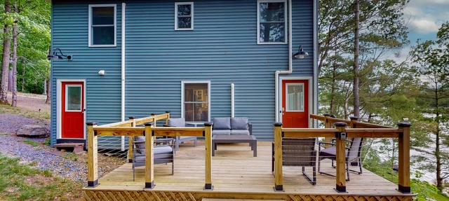 Relaxing, cozy, lakefront home with secluded deck, dock & direct lake access