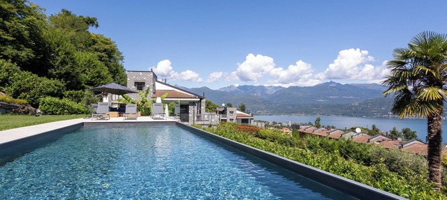 Relaxing Oasis: Villa with Private Pool & View