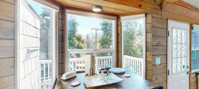 Relaxing Retreat w/Deck, 1 Mi to Lake Arrowhead!
