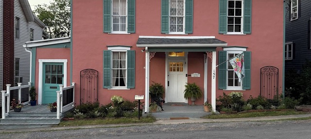 Restored 1870s 4BR, 2.5 bath, formal dining, in the heart of Berkeley Springs