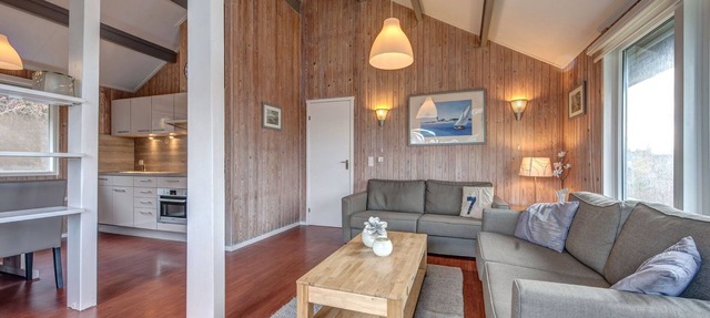 Restyled bungalow with dishwasher, near reservoir