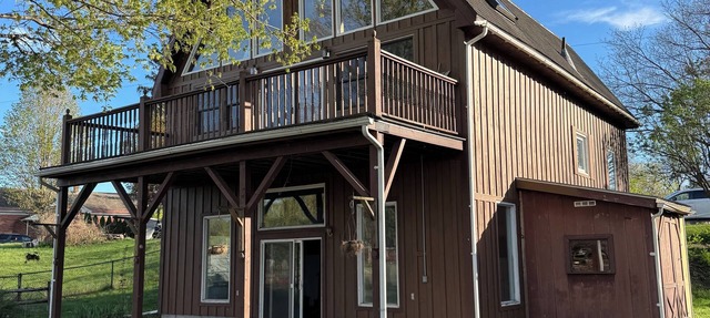 Riverfront 2-bedroom house with tons of light, AC, deck & patio. Pet Friendly