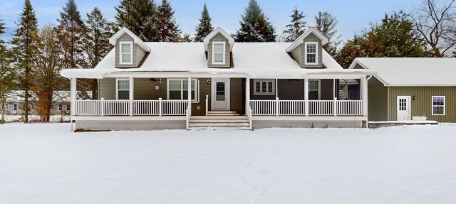 Riverfront, dog-friendly, mountain views, a/c, deck, ski nearby, gas stove, w/d