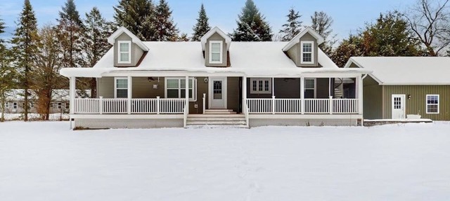 Riverfront, dog-friendly, mountain views, a/c, deck, ski nearby, gas stove, w/d