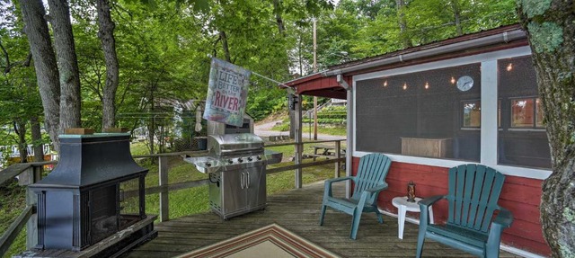 Riverfront Escape w/Dock: 19 Mi to Saratoga!