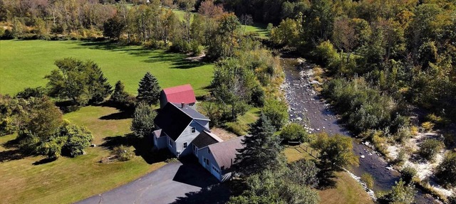 Riverfront, family fun, amazing rec room, close to Magic & Okemo
