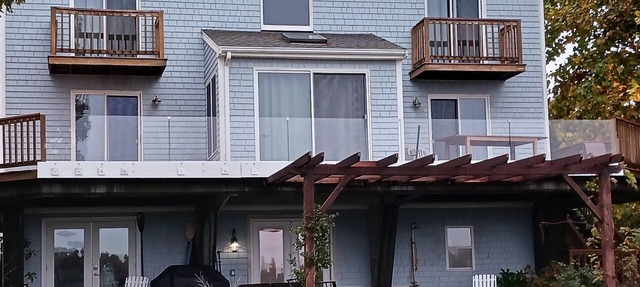 Riverfront house with kyacks fire pit and gym