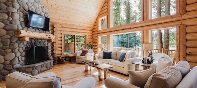 Riverfront log cabin style home with full kitchen, deck, washer & dryer and WIFI