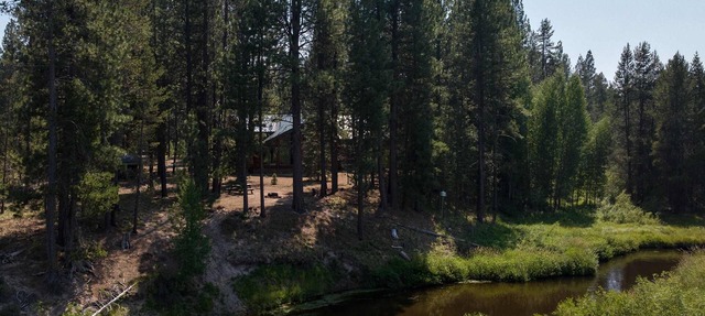 Riverfront Log Cabin with Firepit in La Pine