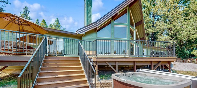 Riverfront Luxury Home with Hot Tub, AC, Deck and Grill