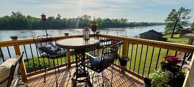 Riverfront Masters Rental – Private Deck + Sunset Views - Flexible Stay