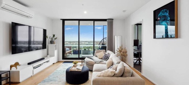 Riverina - Ultimate Footscray Getaway with parking