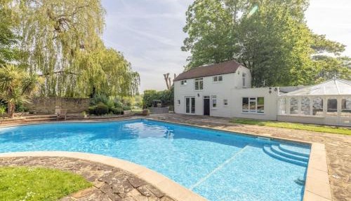 Riverside Gem, 2 Homes, Heated Pool, Hot Tub & Sauna