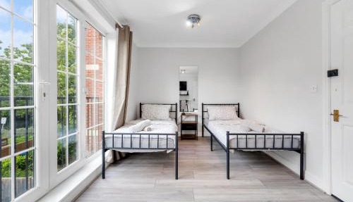 Riverview, studio style room near station R3
