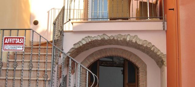 ROMANTIC 2-BEDROOM COTTAGE (both with double beds) near the beach, with garage, TV, and bicycles.