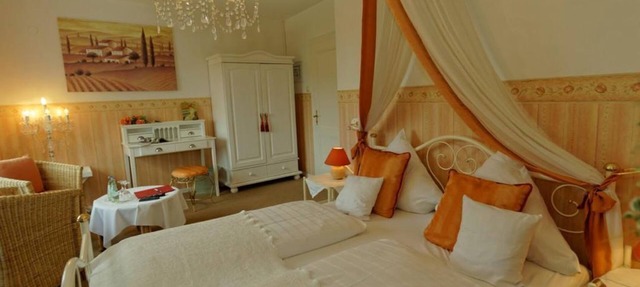 Romantic double room - Burghaus and Villa Kronenburg