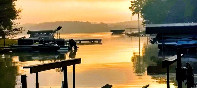 Romantic Log Cabin directly on Lake with a Boat lift and Awesome views!