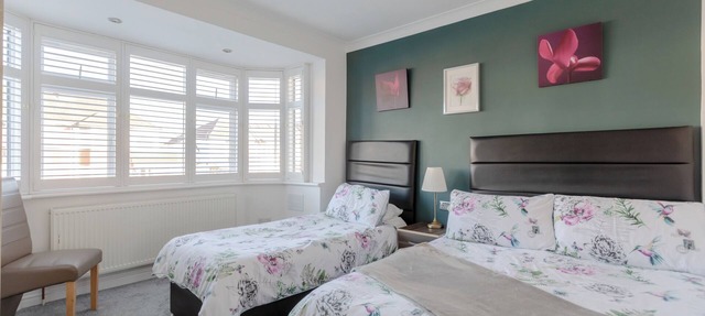 Room-apple House Wembley - Family Room w