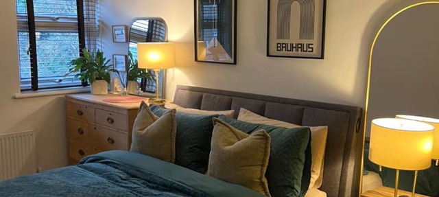 Room at Wallington Green for professionals, free parking, near station, 30 min to London Bridge, 27 min to LDN Victoria