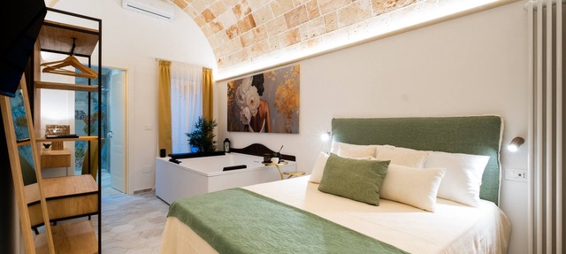 Room 'Celine Dimora e Suite' with Jacuzzi, Sky TV, Wi-Fi, and Air Conditioning