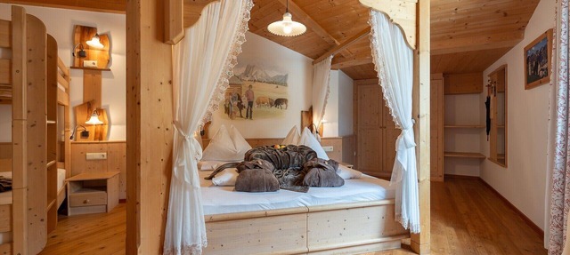 Room 'Four-Poster Bed Room' with Shared Terrace, Shared Garden and Wi-Fi