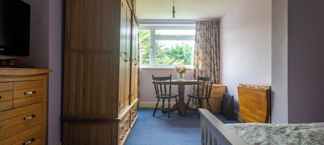 Room in shared house in leafy suburban road. London Zone 4