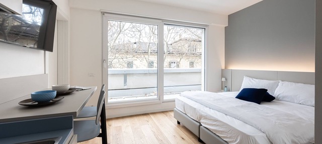 Room within walking distance of the center