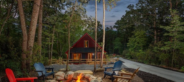 Roosters Den! Modern Cozy Cabin!