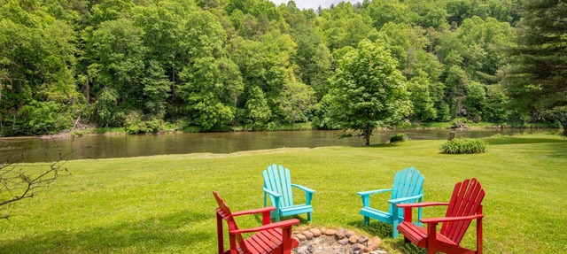 Roxy's Riverfront Playhouse on the New River - Fire Pit