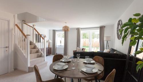 Runcorn Spacious Modern 3 bedroom House, 4 beds, On site Parking, Long stay deals