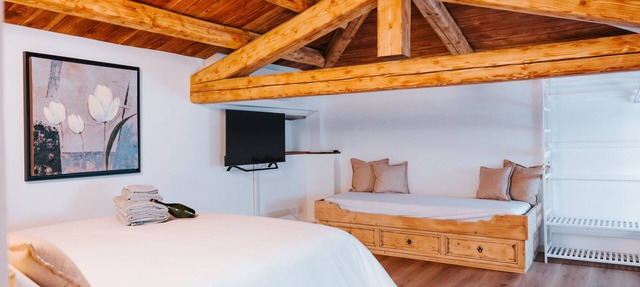 Rustic and Bright Holiday Home with Wi-Fi and Air Conditioning