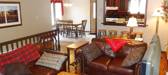 RUSTIC RETREAT-2 story-inground pool and patio-fireplace-firepit-deck-wifi2 bath