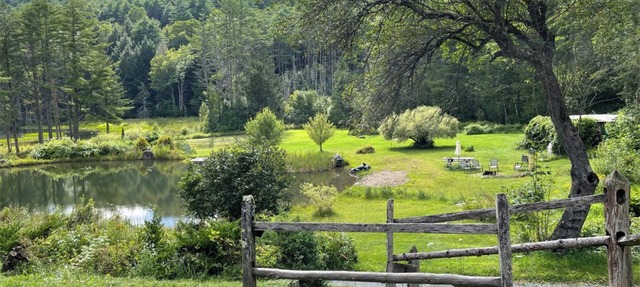 Rustic, secluded lodge with fishing ponds and hiking trails in charming Fairlee