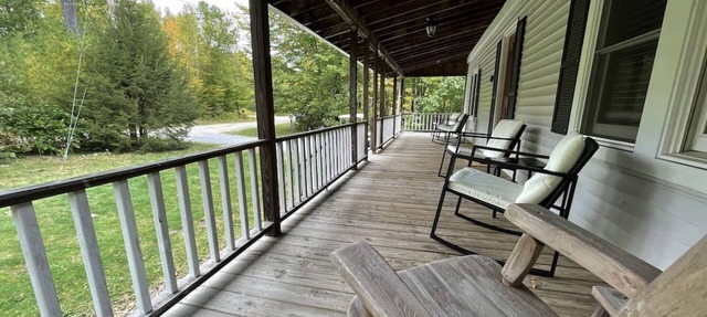 Rustic Updated Cozy Lake House! Close to skiing!