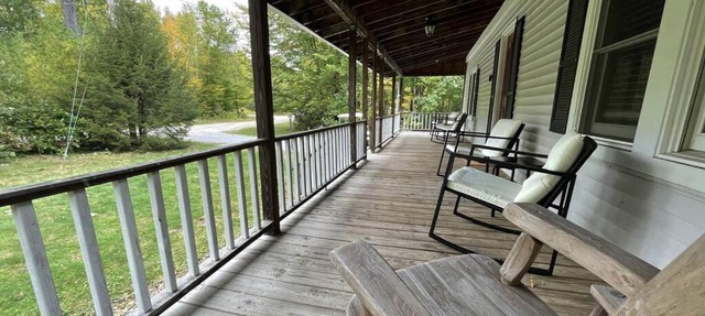 Rustic Updated Cozy Lake House! Close to skiing!