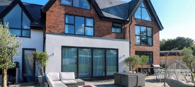 RYE CROFT, pet friendly, country holiday cottage in Neston