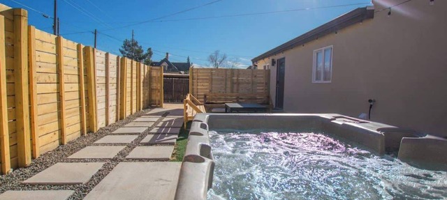 "Sage Suite" @ ArnoTriplex! Hot Tub+Pet Friendly!