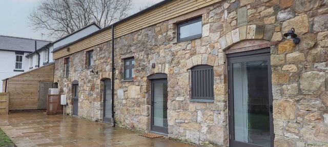 SALLY'S BARN, pet friendly, luxury holiday cottage in Weston Rhyn