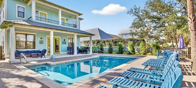 Sand Pebble: Beach steps away, FREE Golf cart, Heated pool, Bunk rooms
