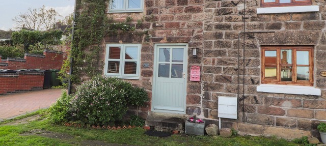SANDSTONE COTTAGE, character holiday cottage, with a garden in Helsby