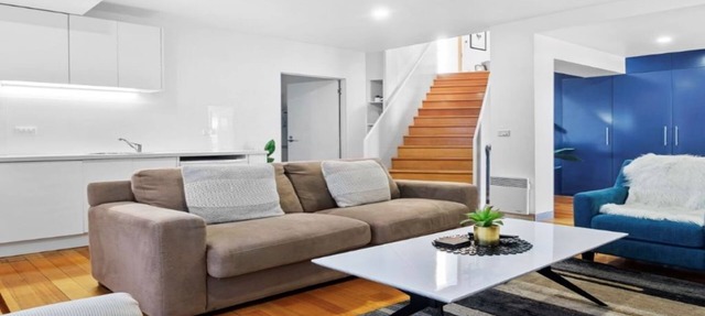 Sandy Bay Splendour - heated pool w/ shoreline access, so close to Hobart's CBD