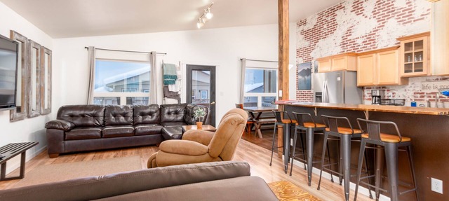 Sauna - Heated Garage - Great Location - Mountain Views - Quiet Neighborhood