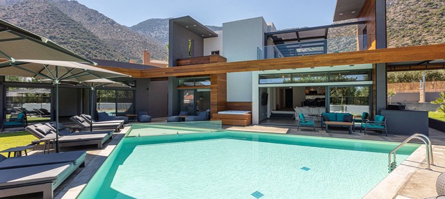 Sauna, heated pool, kids pool, close to the beach & shops!